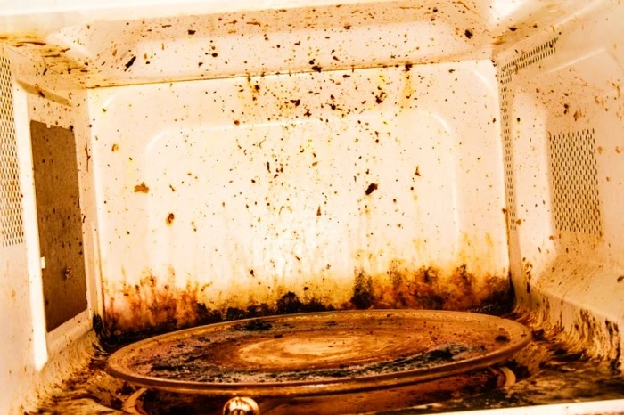 غلتک زیر سینی مایکروفر را تمیز کنید