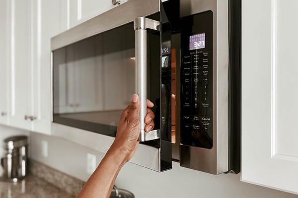 برق گرفتگی در زمان تماس بدنه فلزی ماکروفر